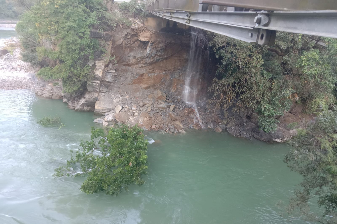 बैतडी–दार्चुला जोड्ने कर्कले पुल भासियो, दुर्घटनाको जोखिम 